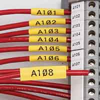 Étiquettes thermorétractables enroulées autour de fils.