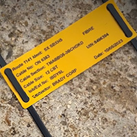 Une étiquette non adhésive enroulée et fixée à un tuyau.