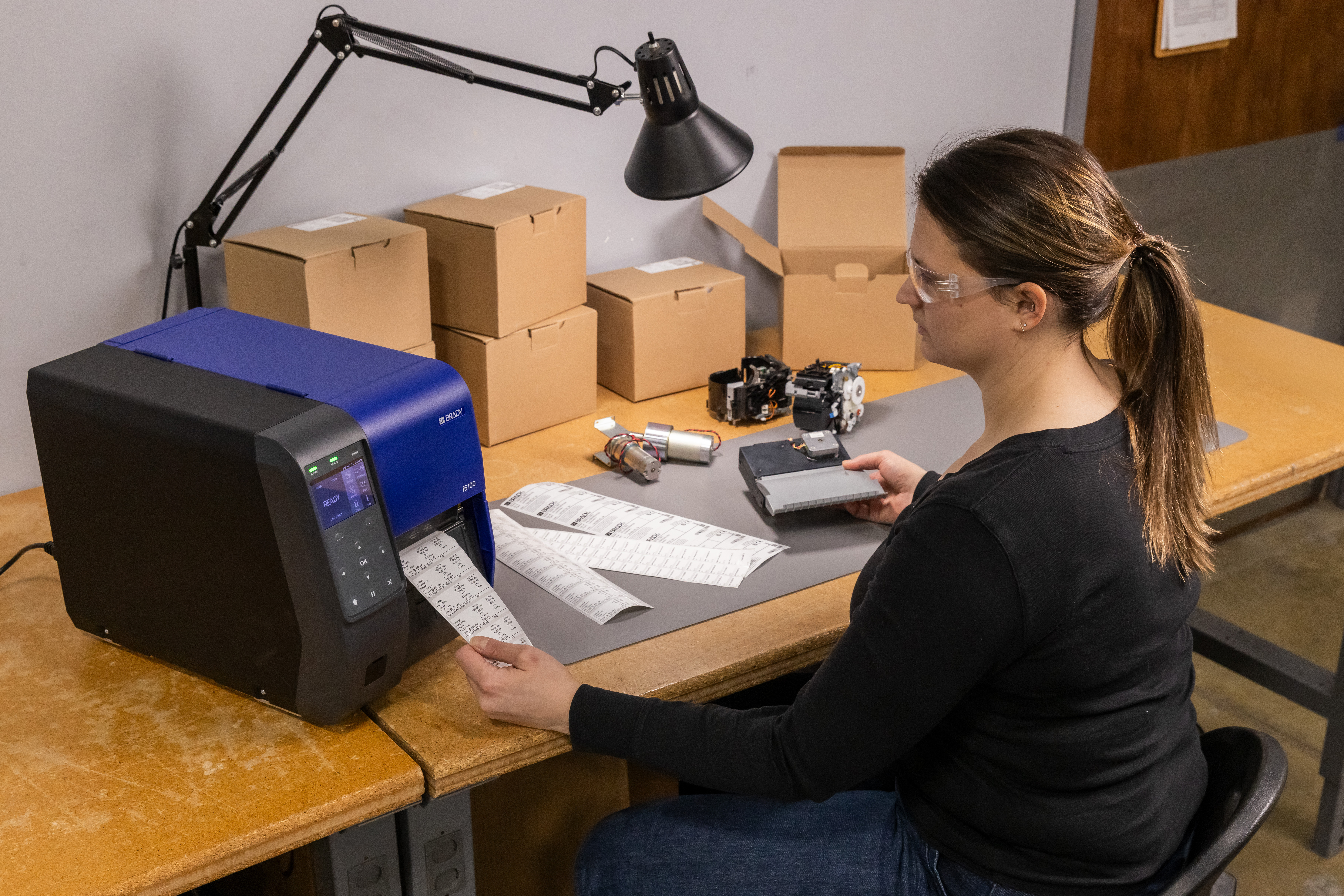 Imprimante avec des étiquettes sur une table