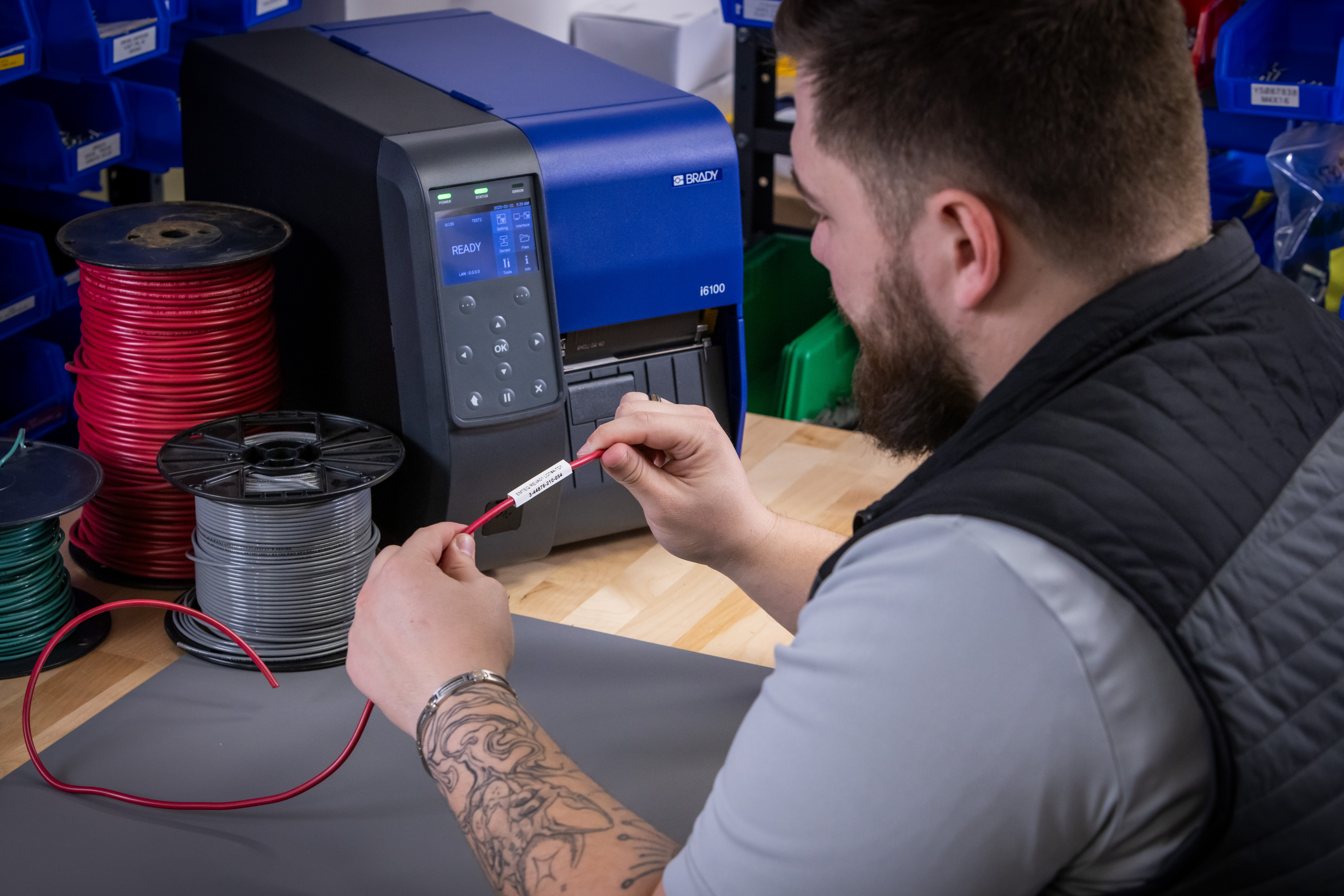 Imprimante avec un câble sur une table