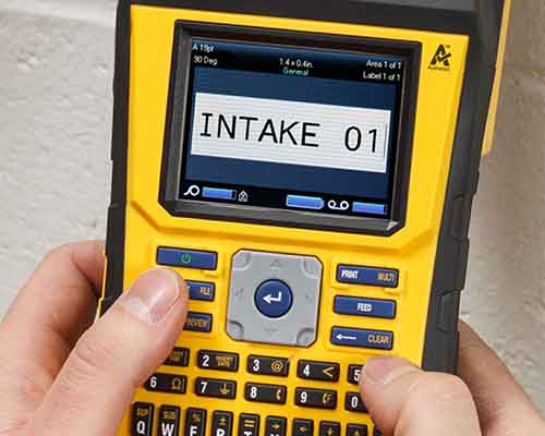 Une personne tapant sur le clavier de la M610 avec les deux pouces.