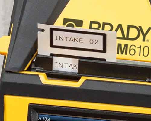 Des étiquettes fraîchement imprimées sortant de la M610. 