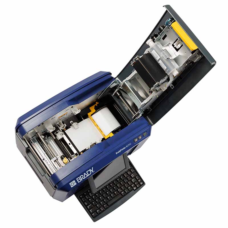 L’imprimante Brady S3700. Le couvercle est ouvert, laissant voir les composants à l’intérieur.