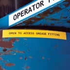 Une étiquette de sécurité jaune appliquée sur un équipement pour avertir les employés d’un danger.