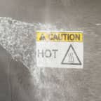 Une étiquette appliquée sur un équipement soumis à un lavage au jet.