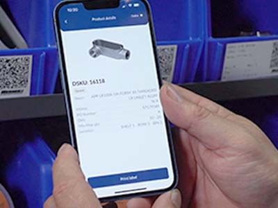 Une personne utilisant sa propre application mobile pour imprimer des étiquettes.